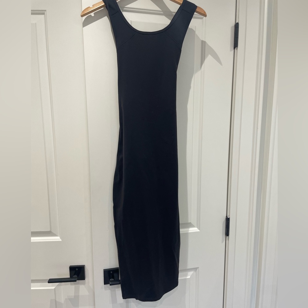Lululemon black dress. Never worn. Size 8.